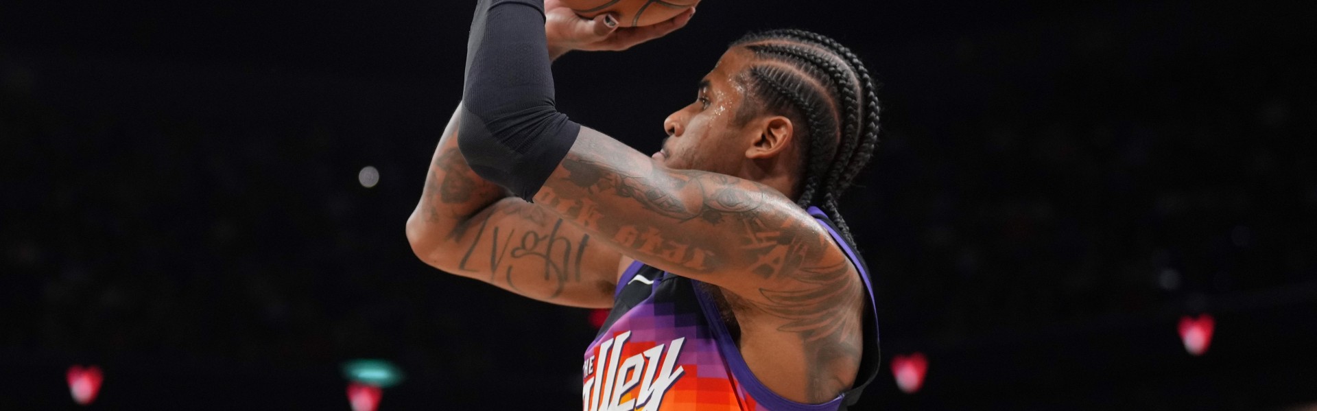 开云-布克：杰伦·格林开场为我们定下比赛基调 直接拉开了场上空间